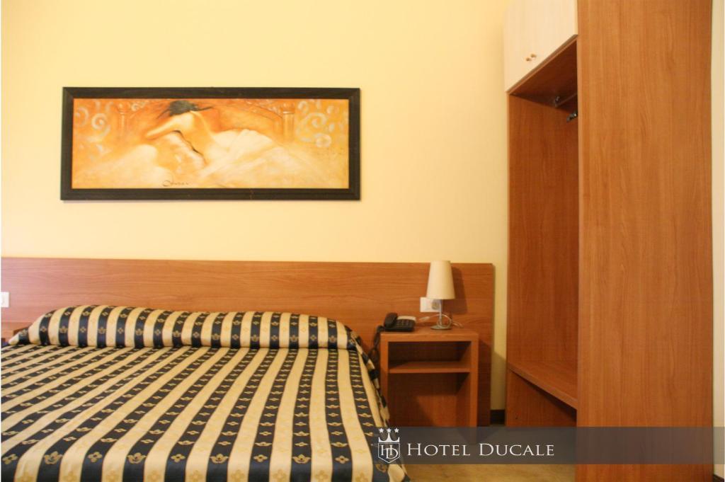 Hotel Ducale Vigevano Habitación foto