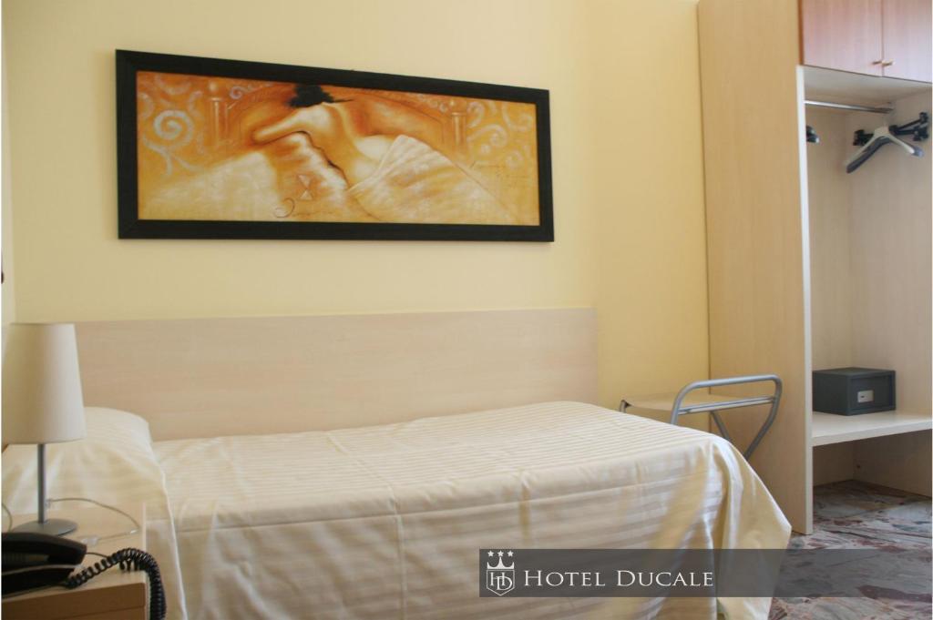 Hotel Ducale Vigevano Habitación foto